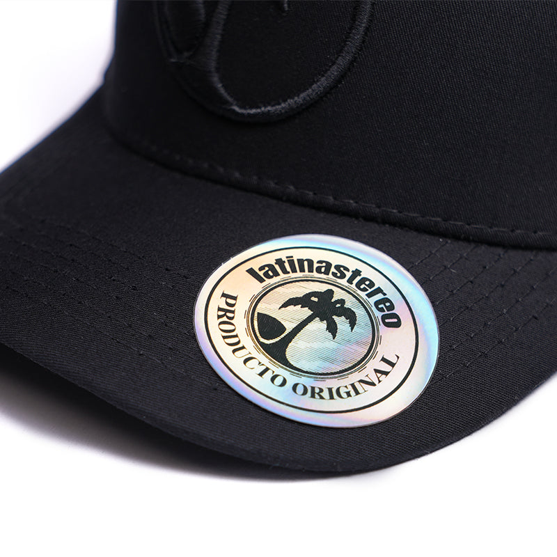 Gorra negra tono a tono